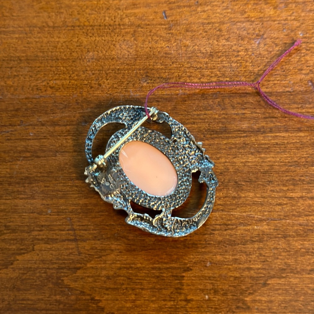 Cameo Pin - Picture 3 of 3